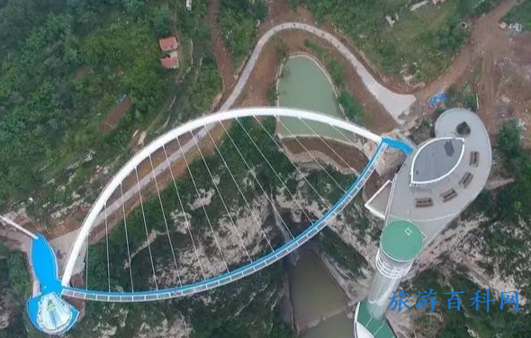 山东旅游景点的玻璃桥(山东旅游景点的玻璃桥叫什么)